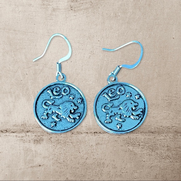 ⭐️♌️🦁 Leo zodiac dainty fishhook drop circle earrings - Picture 3 of 7